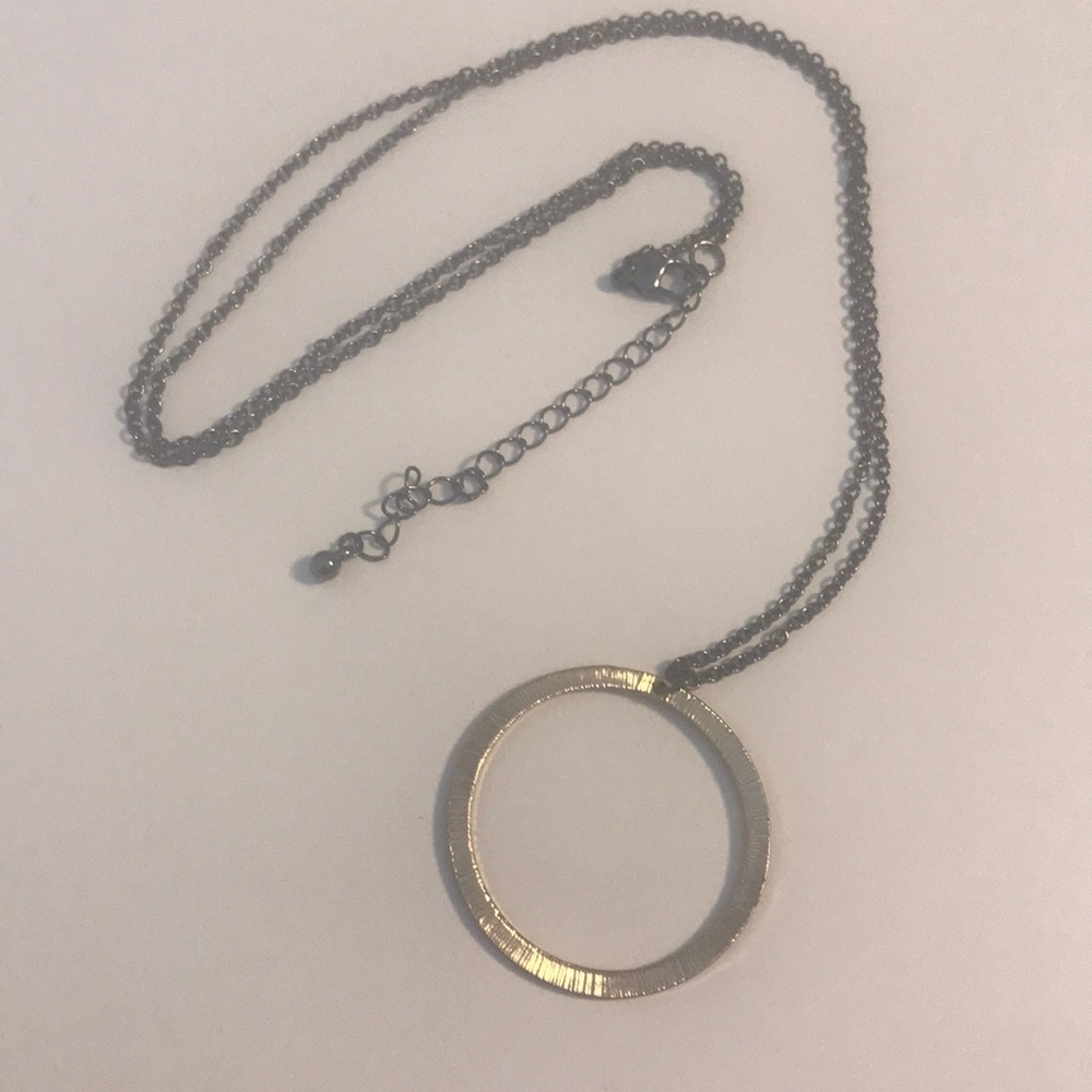 Kevia Style gold circle pendant